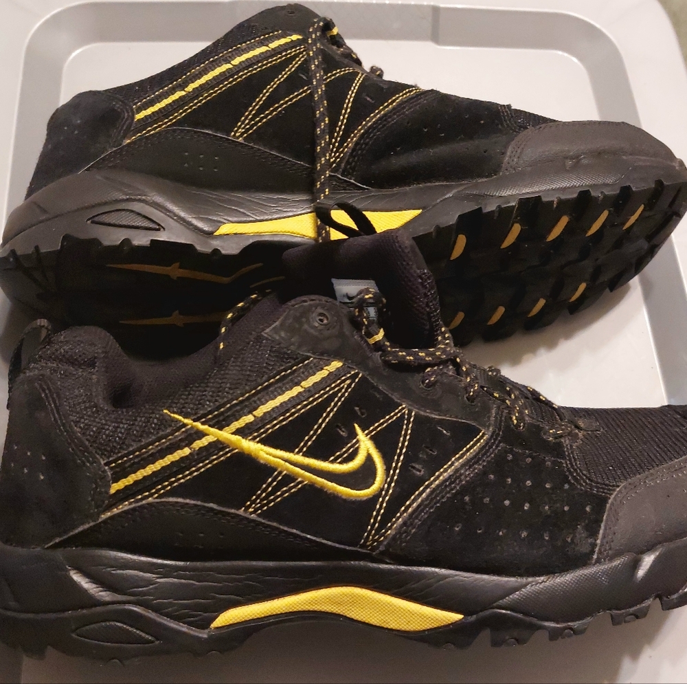 Nike Men's Athletic Shoes in Black and Yellow
